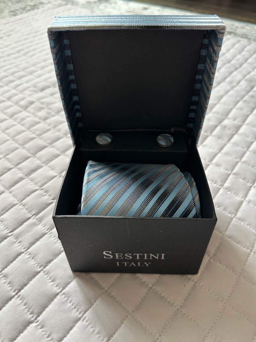 Sestini Italy men's necktie gift set : silk tie and matching cufflinks.